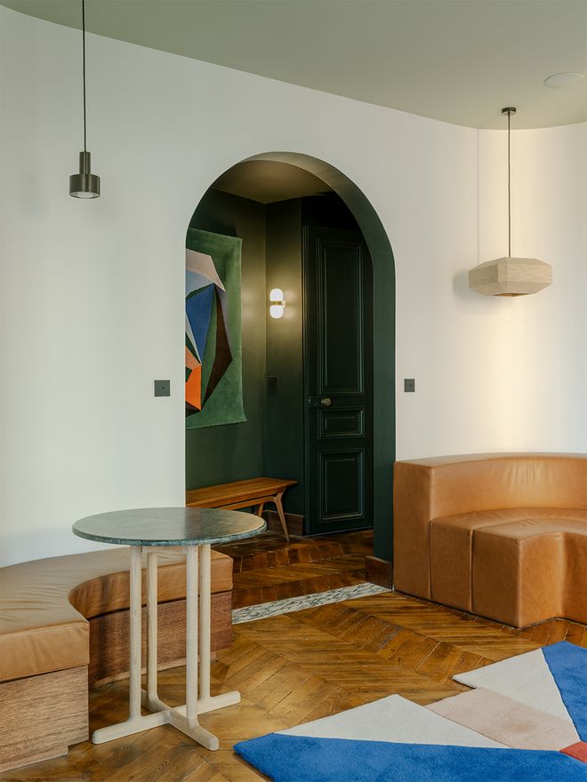 An image of an apartment in Paris, Lunain, designed by architect Louis Denavaut. The image features the entrance and living room decor. 