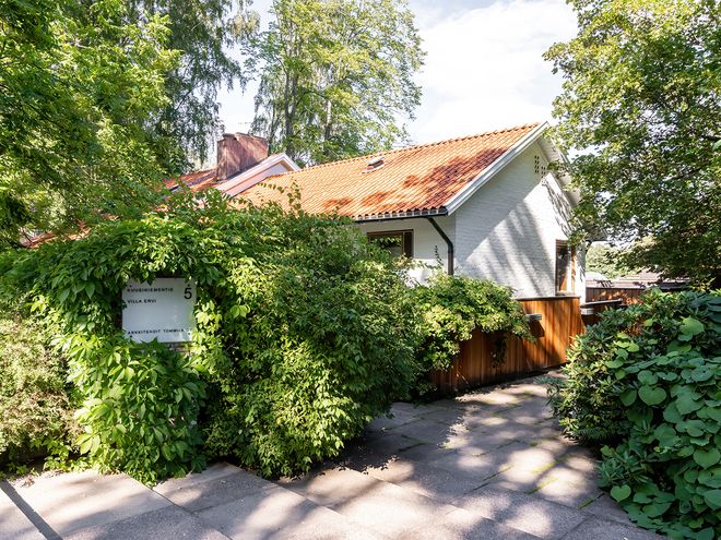 An image featuring Villa Ervi designed by architect Aarne Ervi. The photo shows the exterior of the house..