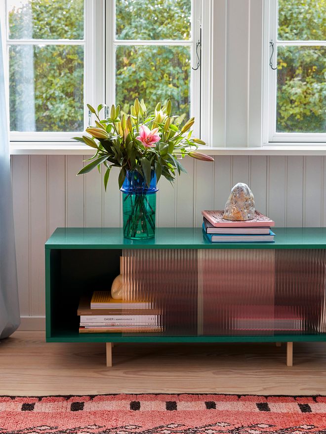 Ikkunan alla HAYn Colour Cabinet -senkki 