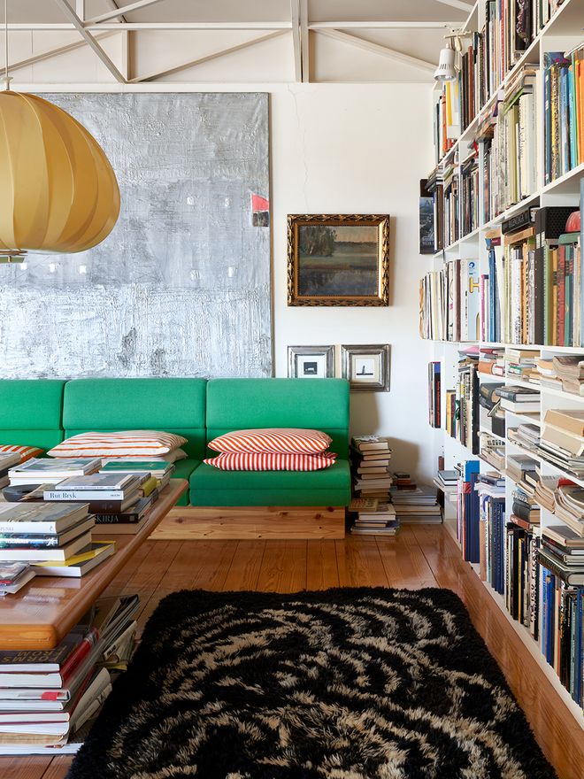 A green sofa in the Nurmesniemi home