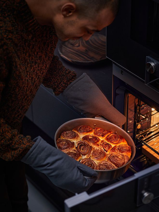 Man cooking with Fiskars' roasting dish
