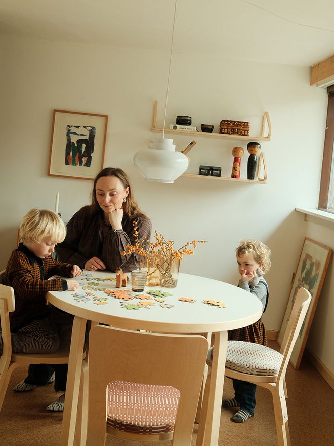 Pil Kallesø with her children