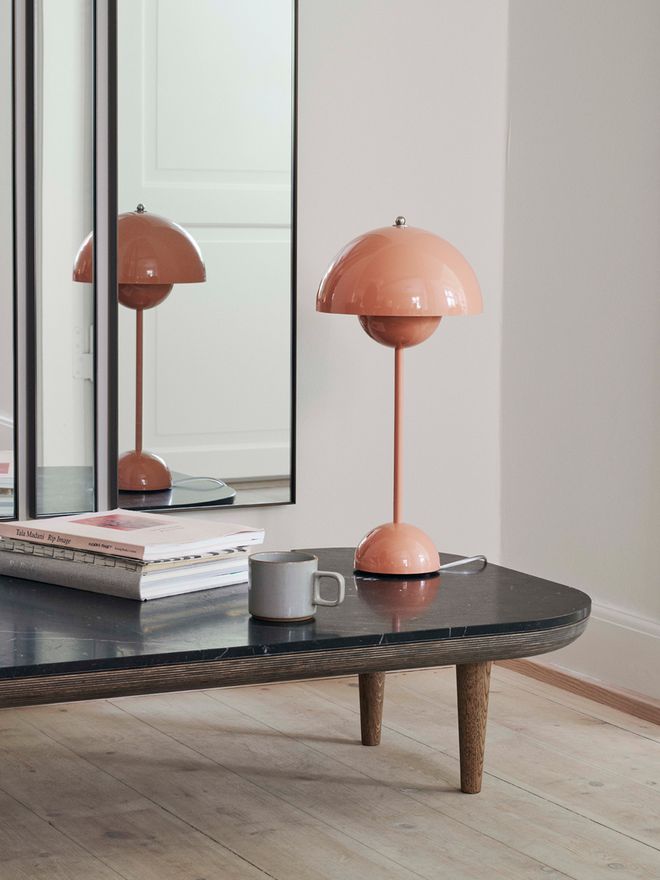&Tradition's Flowerpot VP3 table lamp in beige red