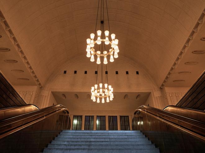 Paavo Tynellin kattokruunut Helsingin päärautatieasemalla