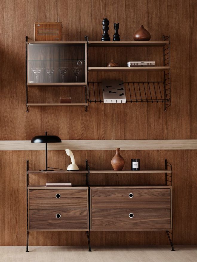 Kuva, jossa String Furnituren String System -seinähyllyt osana olohuoneen sisustusta.