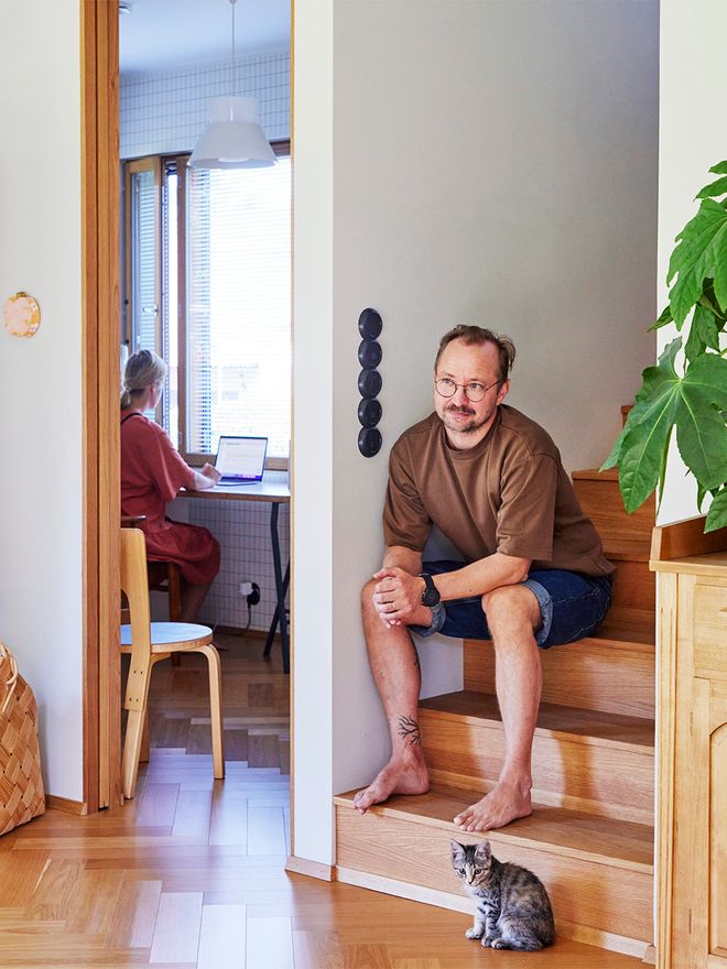 Carpenter Teemu Siniranta with his cat Roosi