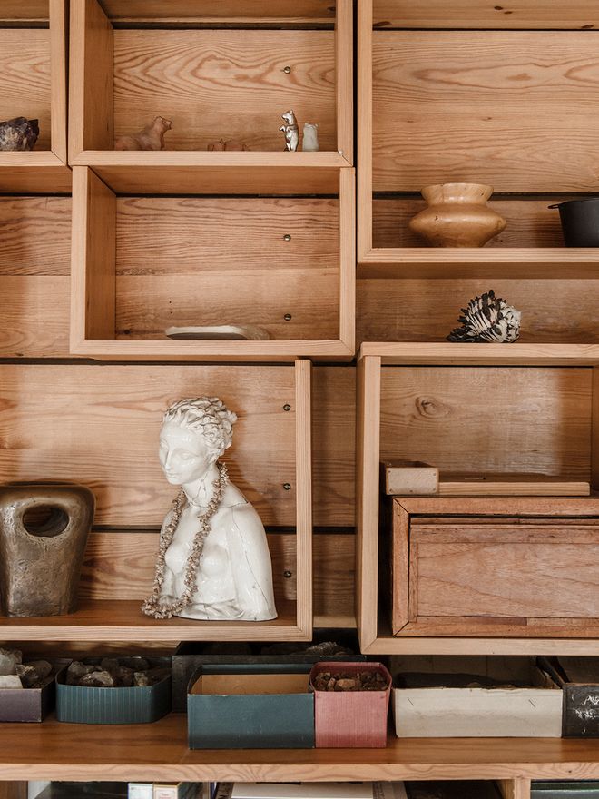 Items in Tove Jansson's bookshelf