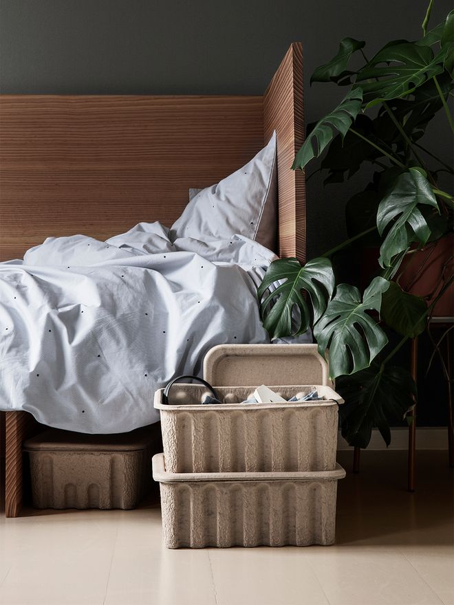 Kuva, jossa ferm LIVINGin paperimassalaatikot yöpöytänä, osana makuuhuoneen sisustusta.