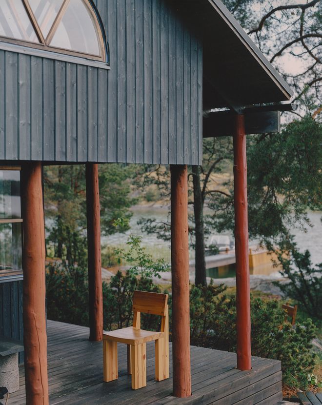 The sauna cabin terrace with a Vaarnii pine 001 chair
