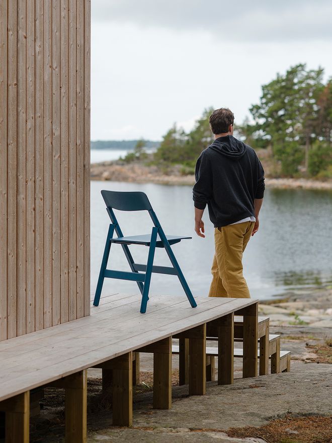 Rasmus Palmgren kesämökkinsä terassilla.