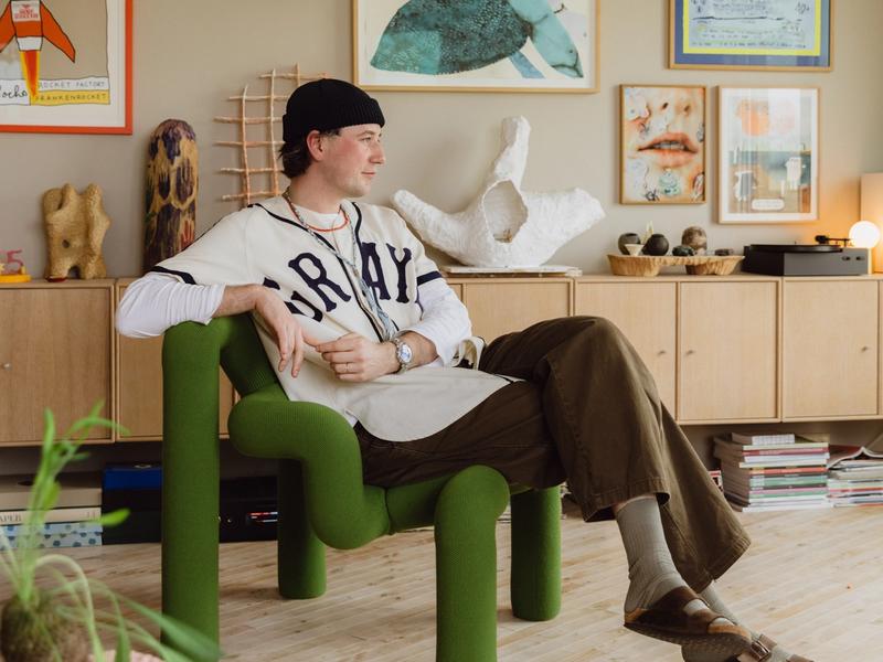 Fredrik Bull istuu Varierin vihreässä Esktrem-tuolissa