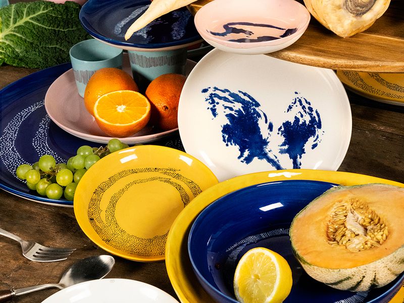 Huippukokki Yotam Ottolenghin Feast-astiat tuovat pöytään värikästä jakamisen iloa