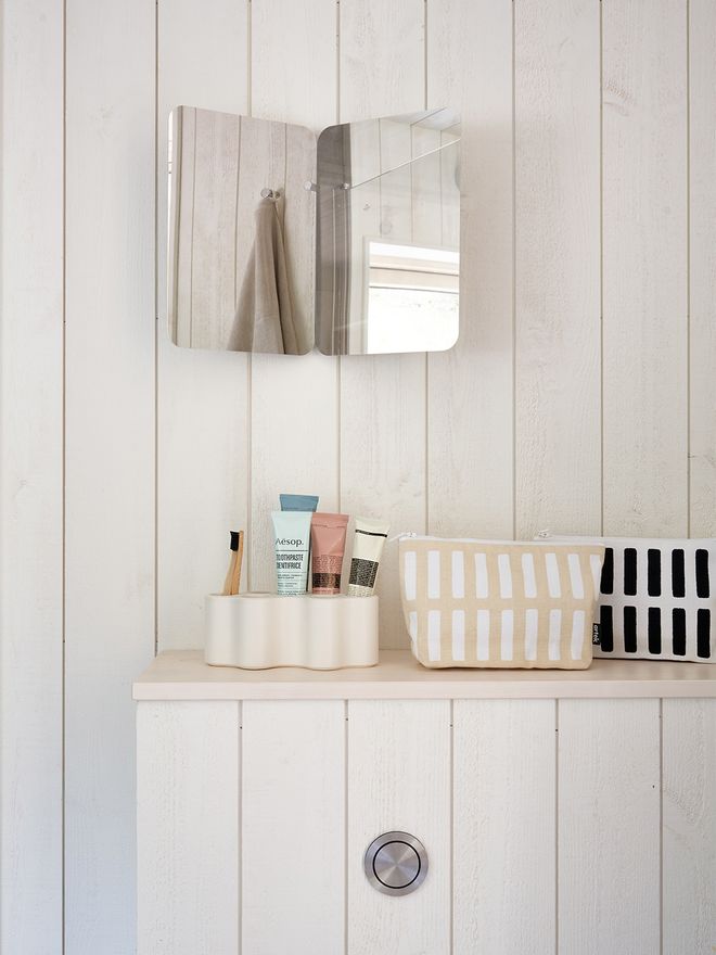 An image of Sommarnöjen's Sommar 30 miniature house, which is a part of the Architect's House exhibition: the bathroom decor.
