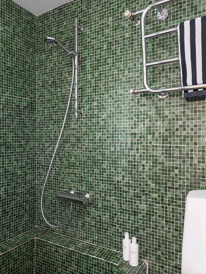 An image featuring Villa Ervi designed by architect Aarne Ervi. The photo shows the interior of the bathroom.