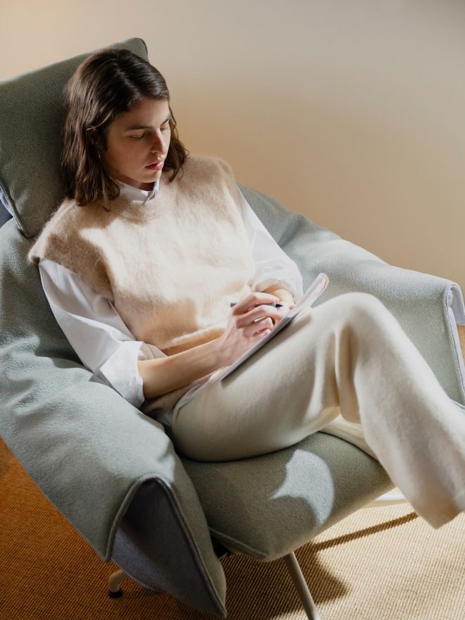 Woman sitting on a blue-shaded Bascule chair