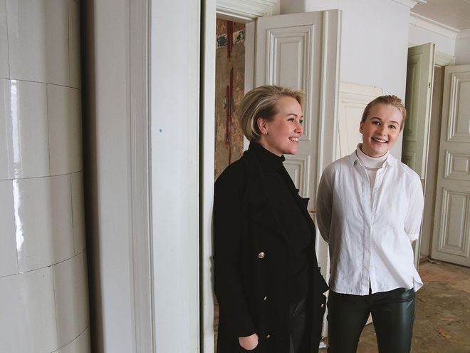 An image featuring the owners of Hotel Sandsund.