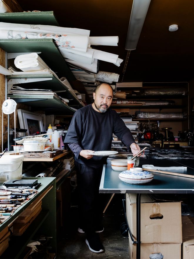 Taiteilija Pan Jianfeng työhuoneellaan