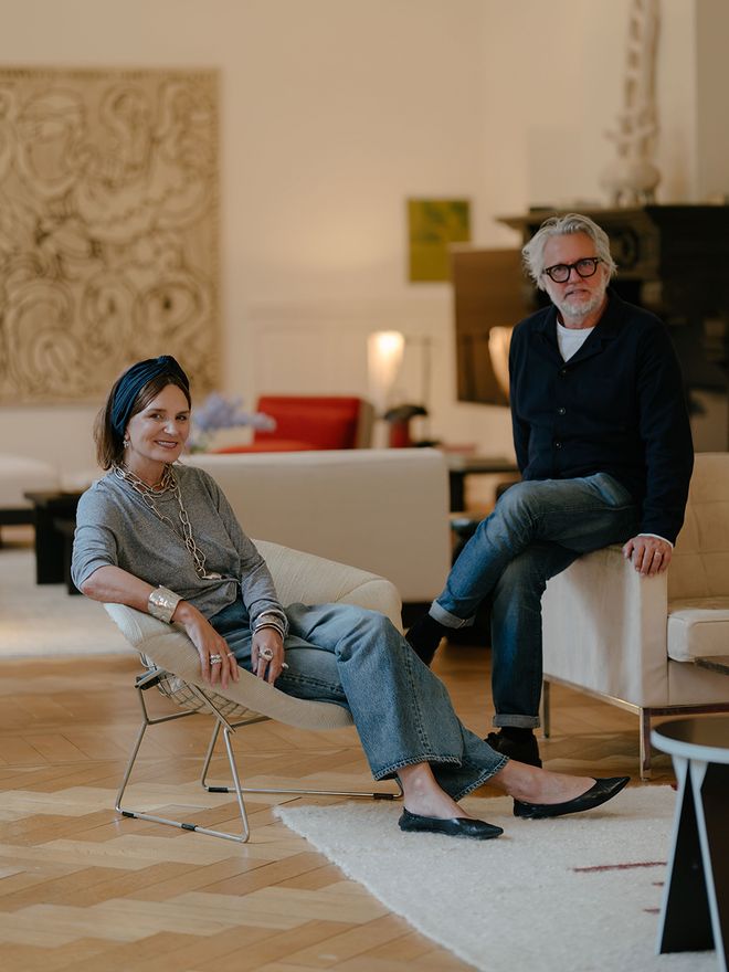 Marie istuu nojatuolissa ja Axel sohvan käsinojalla valoisassa olohuoneessa