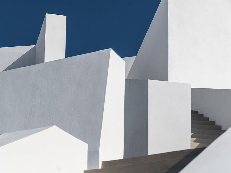 Saint Hotel Oia tarjoilee skandinaavista estetiikkaa Santorinin auringossa – kurkista Kapsimalis Architectsin suunnittelemaan luksushotelliin