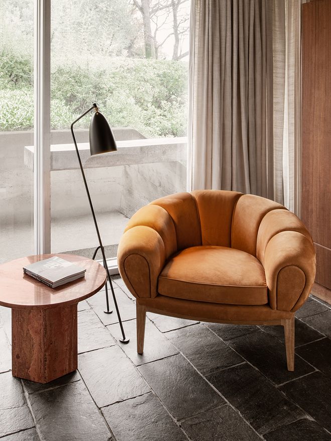 An image with GUBI's Croissant lounge chair as part of the living room decor.