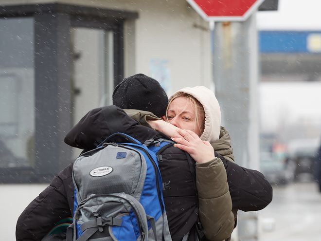 Two persons embracing at the Ukrainian border