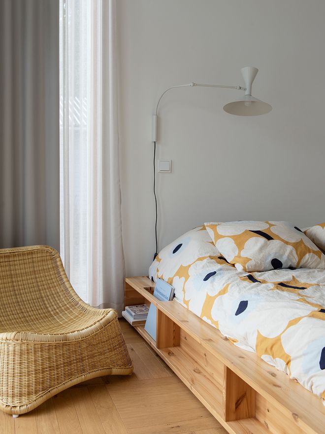 Makuuhuone, jossa Marimekon Unikko-pussilakanat