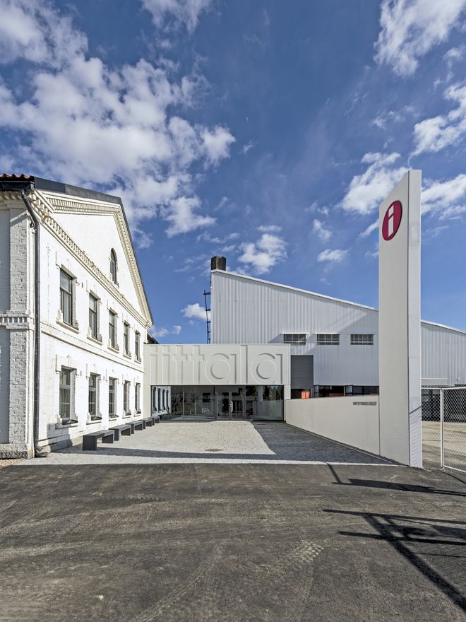 Iittalan lasitehtaan sisäänkäynti