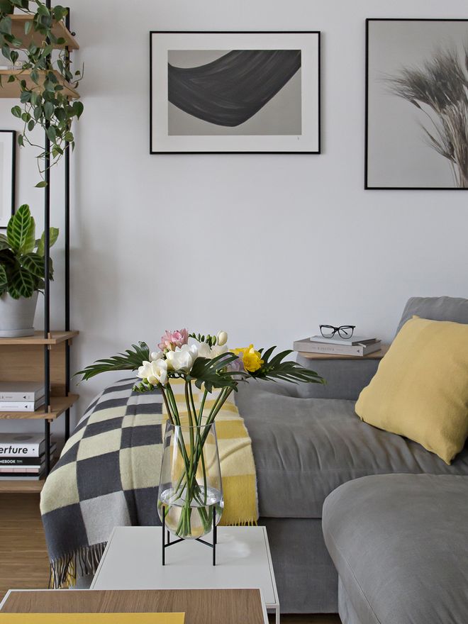 Menu's Échasse vase in a living room setting.