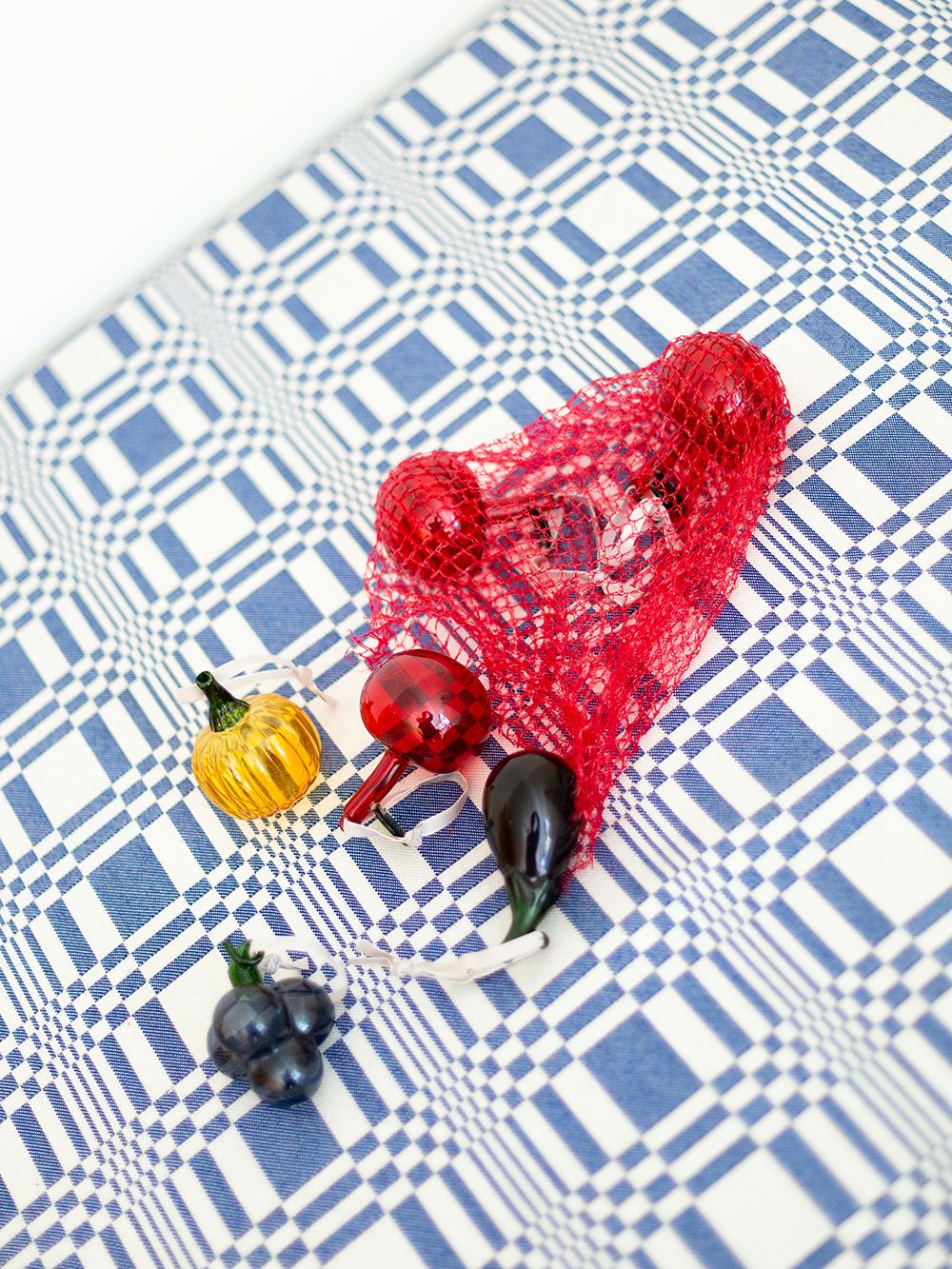 Playful vegetables and fruits flourish in Oiva Toikka's glass