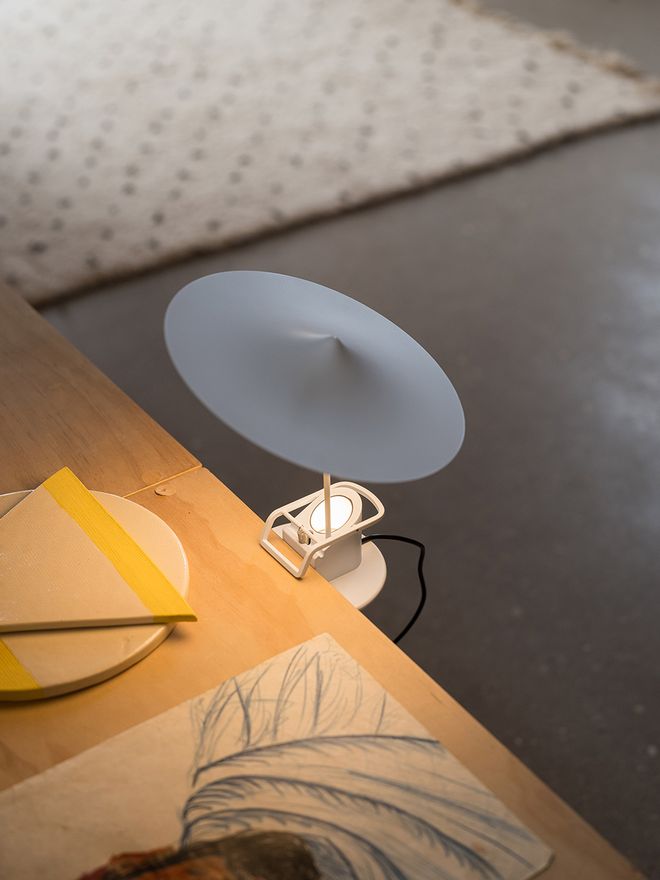 Wastberg+ île clamp lamp mounted on a desk edge in a contemporary workspace