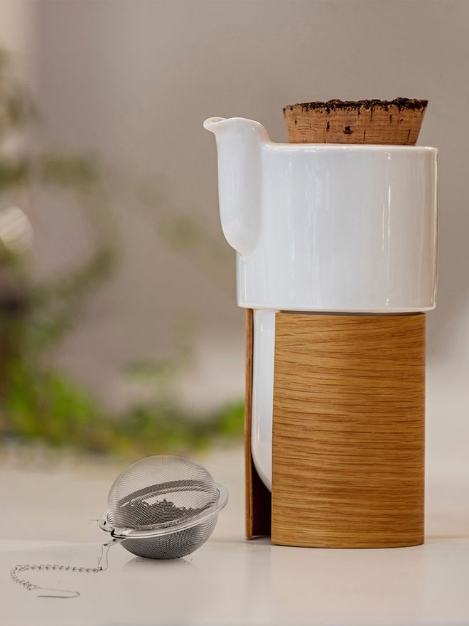 Tonfisk Design Warm teapot 6 dl, white - oak, cork lid