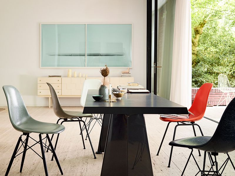 Eames-lasikuitutuolit tekivät paluun Vitran mallistoon