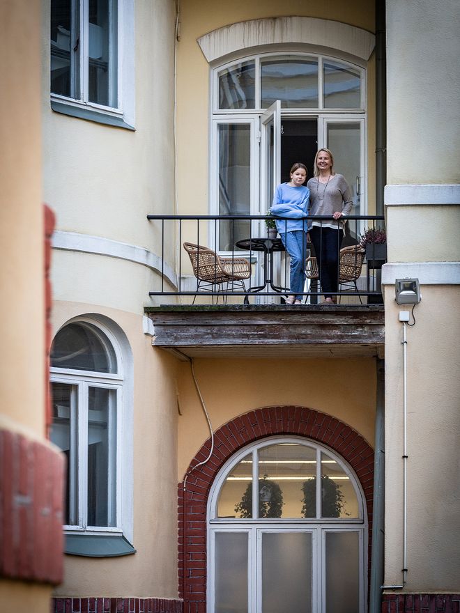 A balcony overlooking courtyard