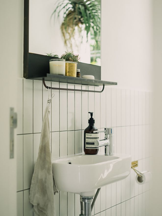 A washing sink and a mirror