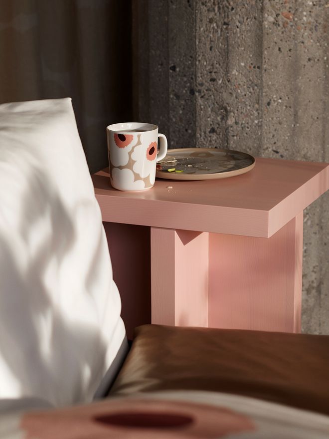An image of Marimekko's Unikko mug on a pink side table, as part of the summer house decor.