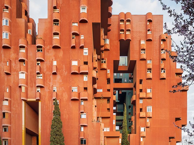Walden 7 heijastelee Ricardo Bofillin huimia visioita urbaanista asumisesta