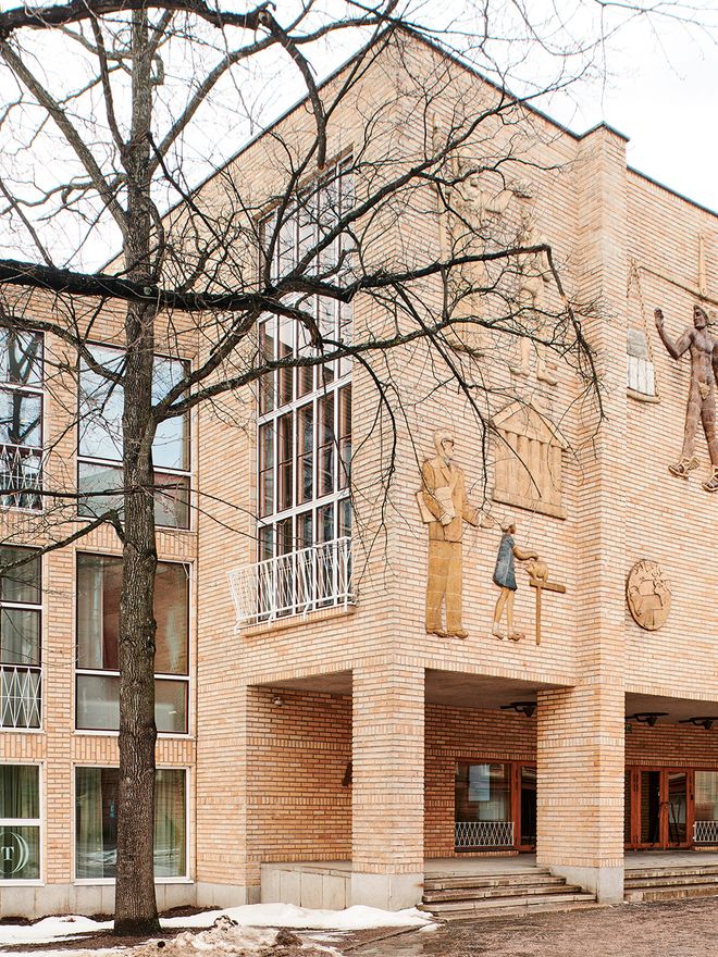Helsinki School of Economics main entrance and Michael Schilkin's relief Kauppiaita 