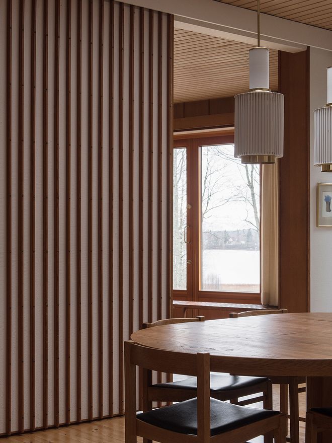 Villa Kokkonen. ruokailuhuone ja Artekin valaisimet