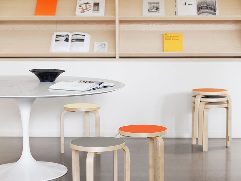 Artekin jakkara 60 nähdään uusissa väreissä Finnish Design Shopin erikoiskokoelmassa – mikä on oma suosikkisävysi?