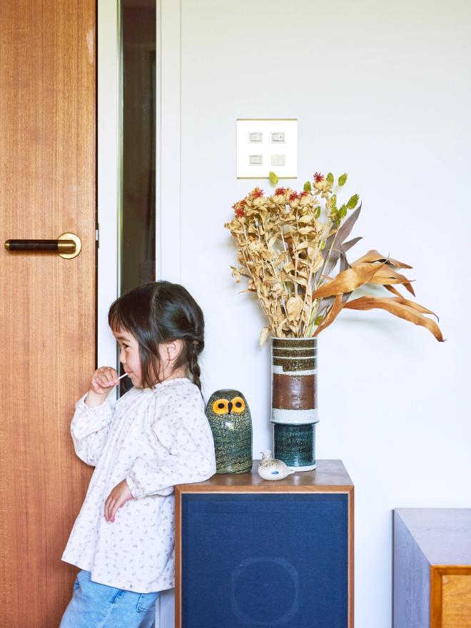 A girl and Iittala glass birds