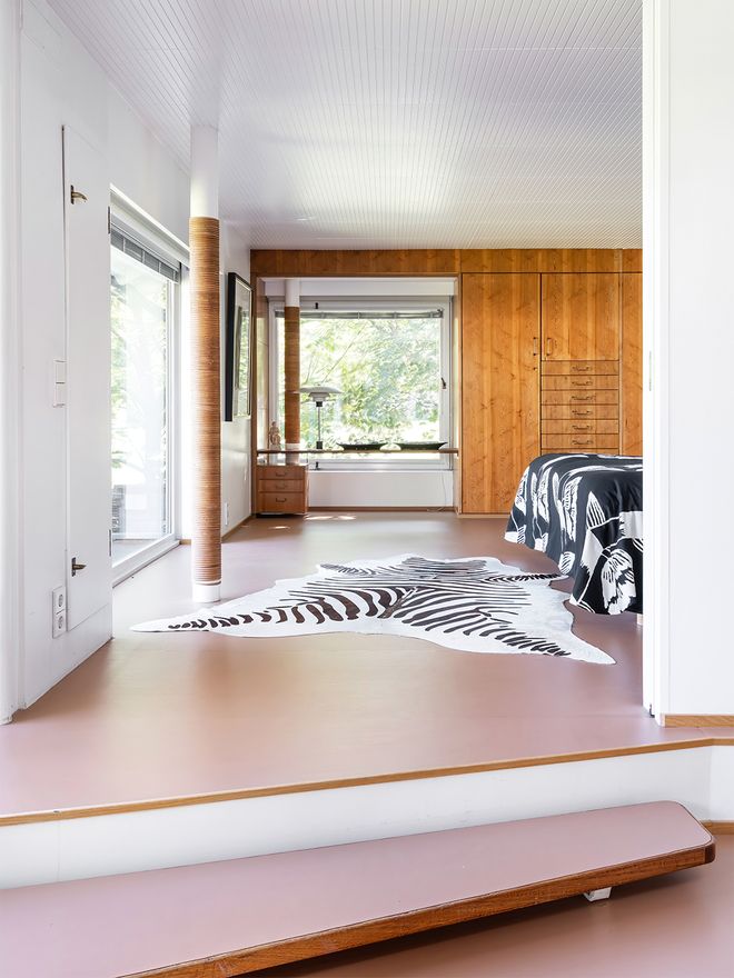 An image featuring Villa Ervi designed by architect Aarne Ervi. The photo shows the interior of the downstairs bedroom.