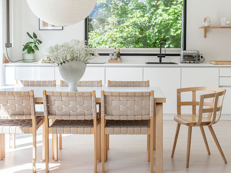 Ihastuttava paritaloasunto Pakilassa sisustettiin luonnon sävyillä ja designklassikoilla