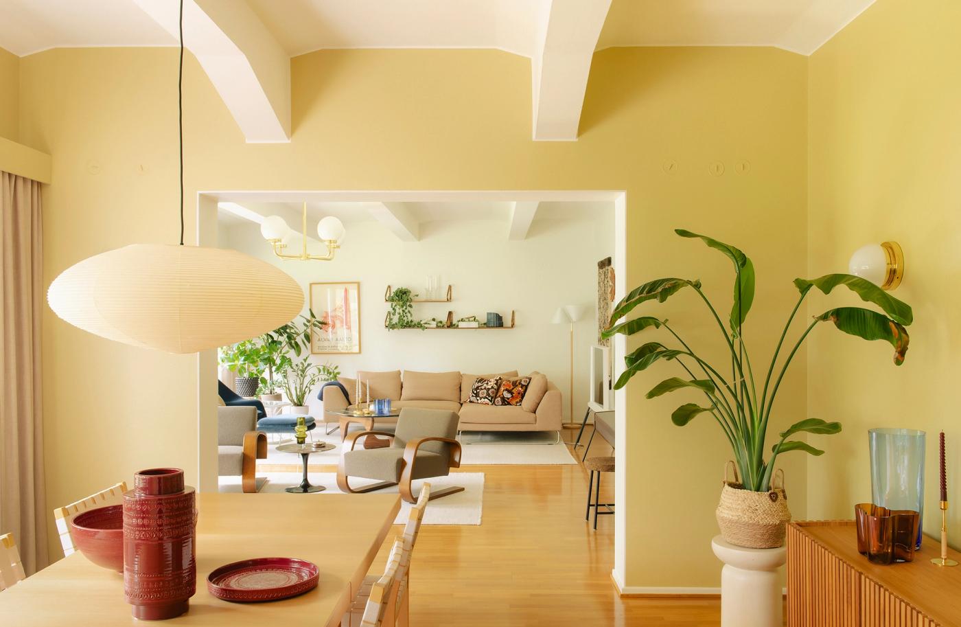 Artek 611 webbing chairs around the dining table
