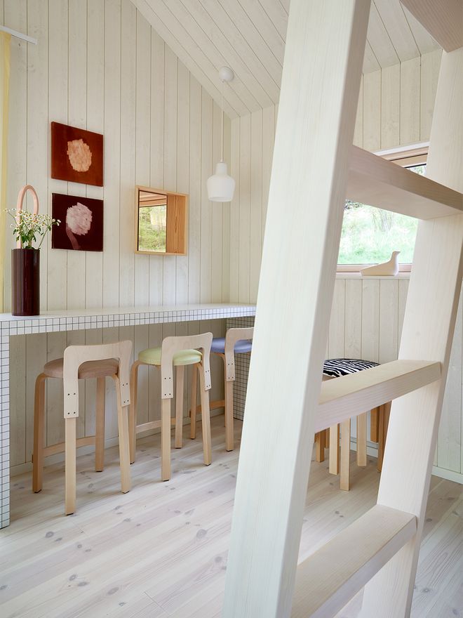 An image of Sommarnöjen's Sommar 30 miniature house, which is a part of the Architect's House exhibition: the kitchen and dining area decor.