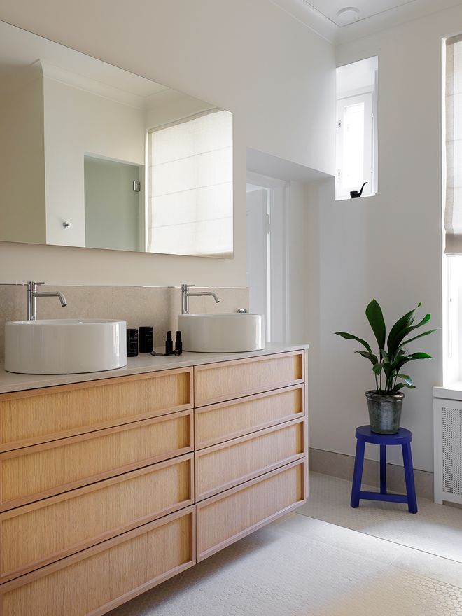 Oak furniture in the bathroom by Protos Demos