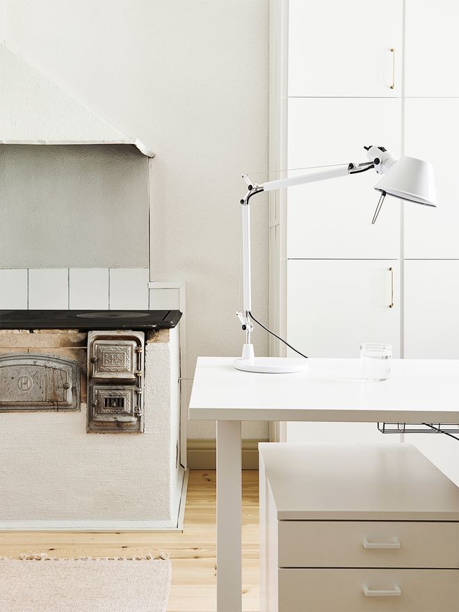 Artemiden Tolomeo-valaisin työpöydällä