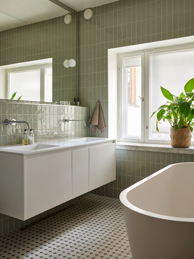 Green tiles in the bathroom