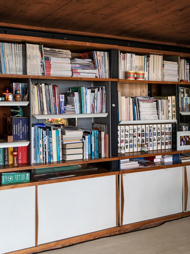 The bookcase in the living room of the Prouvé House