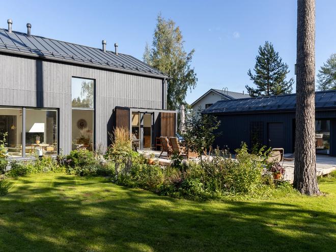 Yard with a seating area