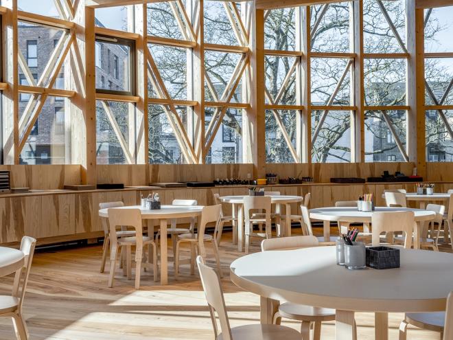 Kuva, jossa H.C Andersen Housen Ville Vau -kulttuuritila, jossa useita Artekin Aalto 91 -pöytiä ja Aalto 66 -tuoleja.